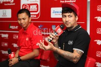 Pemain Pelita Jaya Kelly Purwanto (kanan) didampingi Ketua Penyelenggara Turnamen Basket NBL Azrul Ananda (kiri) memberikan keterangan pers terkait pembukaan turnamen NBL 2013-2014.