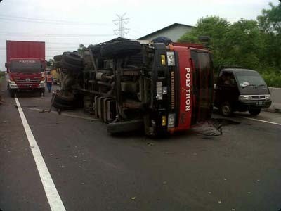 Truk Muat Barang Elektronik Terguling, Tol Manyar Macet Panjang