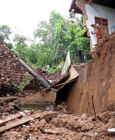 Tanah Amblas, Belasan Keluarga di Pacitan Terpaksa Mengungsi