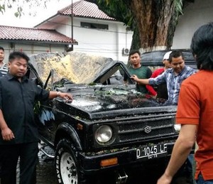 Bruk, Pohon Tumbang di Dago dan Taman Lalu Lintas Timpa Mobil