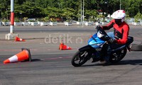 Sejumlah wartawan otomotif nasional menjajal New Honda Revo Injeksi di pelataran parkir gedung JIExpo, Jakarta Pusat.