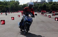 Karena trek yang disediakan tidak cukup, para peserta hanya bisa memacu motor tersebut hingga gigi ke tiga.
