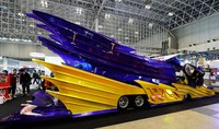 Melihat bentuknya, sudah terlihat dari mana mobil ini mendapatkan inspirasi modifikasi. Ya dari Batmobile atau mobilnya Batman. Bedanya ini adalah sebuah van Toyota Hiace model lama. AFP/Toshifumi Kitamura.