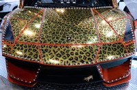 Lamborghini biasanya adalah sebuah banteng. Namun Lamborghini Murcielago ini berubah modelnya menjadi macan tutul. AFP/Toshifumi Kitamura.