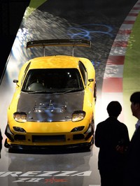 Yang mau reunian dengan mobil Mazda RX7? Bisa melihat-lihat di booth produsen ban Dunlop. AFP/Toshifumi Kitamura.