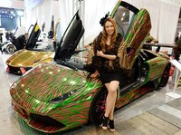Pemimpin klub Lamborghini Wanita Koakuma DJ Kaorin berpose dengan mobil Lamborghini yang dimodifikasi dengan bodi ala hewan. AFP/Toshifumi Kitamura.