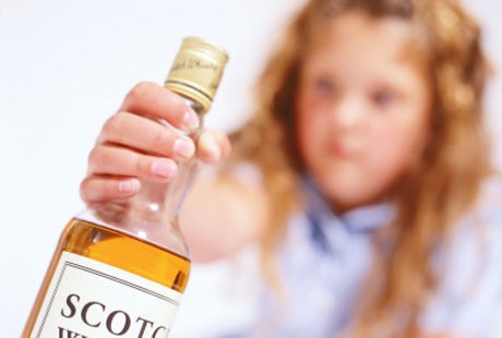 Duh, Bocah 2 Tahun Muntah dan Pingsan Gara-gara Overdosis Alkohol