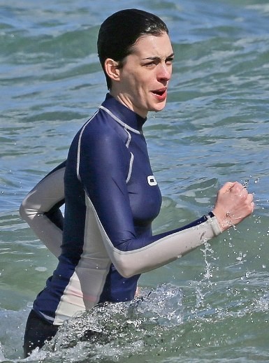 Berlibur di Pantai, Anne Hathaway Hampir Mati Tenggelam