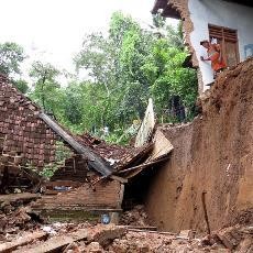 Pemkab Pacitan Didesak Relokasi Warga Korban Tanah Amblas