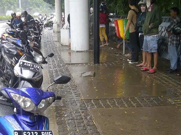  Hujan Deras, Jembatan Busway Patra Kuningan Jadi Lahan Parkir