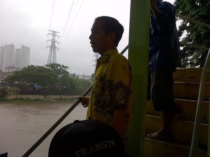 Jokowi: Ketinggian Air Kali Ciliwung Normal, Masih Ada Kasur Sedikit