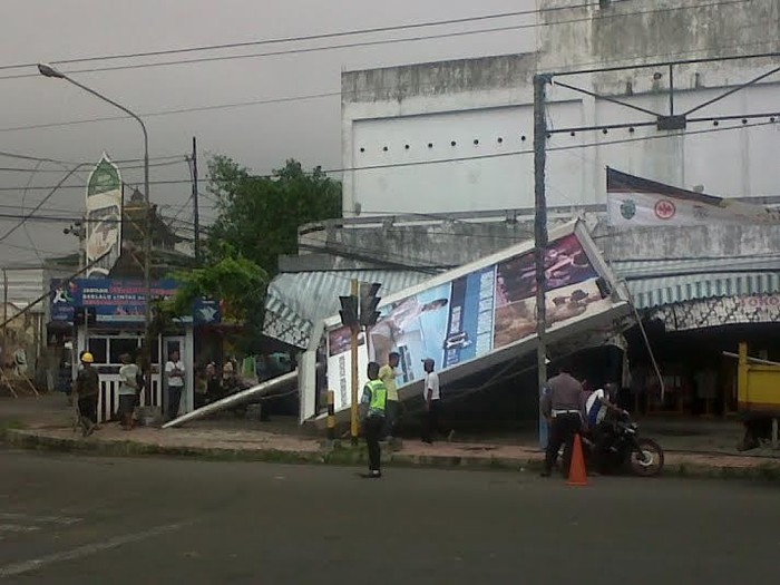 Hujan Deras Disertai Angin Kencang, Baliho dan Pohon di Bantul Roboh