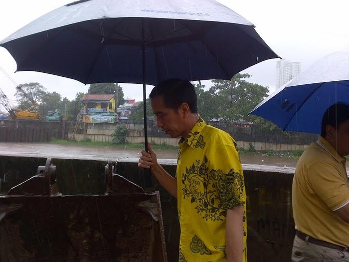 Cek Pintu Air Manggarai, Jokowi: Jangan Buang Sampah di Kali!