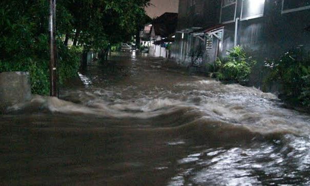 Banjir Rendam Kompleks Dosen IKIP Bekasi