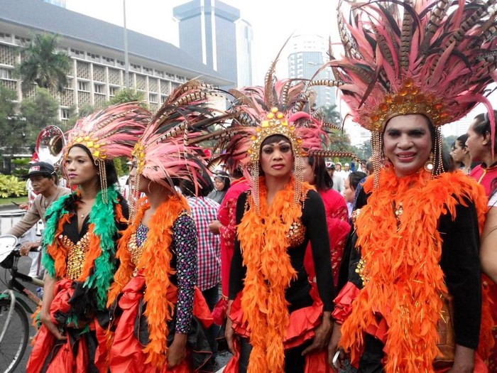 Forkom Waria Gelar Parade Dukung Pencapresan Jokowi di Monas