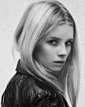 Cantiknya Adik Kate Moss yang Ikuti Jejak Kakak Jadi Model