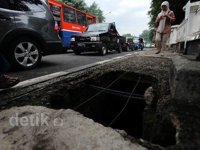 Lubang di Trotoar Ancam Pejalan Kaki