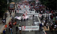 Massa beraksi di acara car free day.