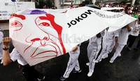 Mereka membentangkan spanduk dukungan untuk Jokowi.