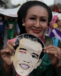 Mereka juga memakai topeng Jokowi.