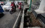 Lubang di Trotoar Ancam Pejalan Kaki