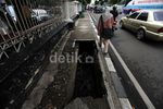 Lubang di Trotoar Ancam Pejalan Kaki