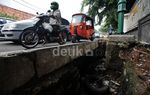Lubang di Trotoar Ancam Pejalan Kaki