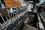Lubang di Trotoar Ancam Pejalan Kaki