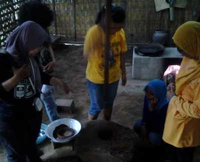 Menengok Rumah Produksi Kopi Tradisional ala Desa Adat Using Kemiren