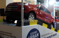 Ford EcoSport ini memiliki berbagai fitur seperti Hill Launch Assist untuk menahan laju kendaraan di tanjakan.