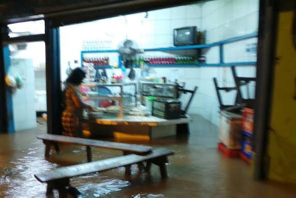 Warung Makan Ini Justru Malah Ramai di Tengah Kepungan Banjir