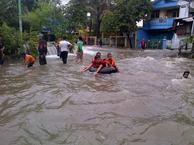Anak-anak Kampung Makasar Jaktim Berarung Jeram di Tengah Banjir