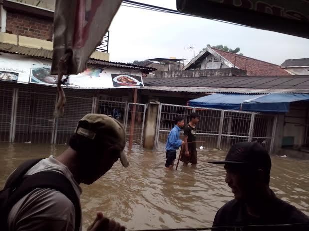 Buka Jala Dekat Banjir Pasar Lenteng Agung, Warga Jaring Ikan Mas