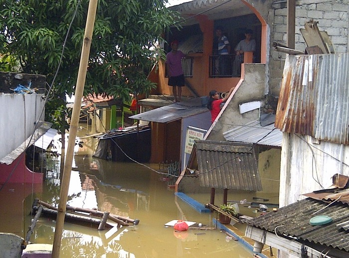 Khawatir Ada Maling Banjir, Warga Cililitan Kecil Bertahan di Rumah