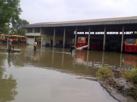Kebanjiran, Pool Bus TransJ di Hek Berubah jadi Tempat Pancing