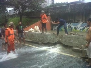 Ruas Jalan di Depan Graha Simatupang Ambles 20 Cm