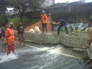 Jalan TB Simatupang Ambles 20 Cm, Kendaraan Putar Arah