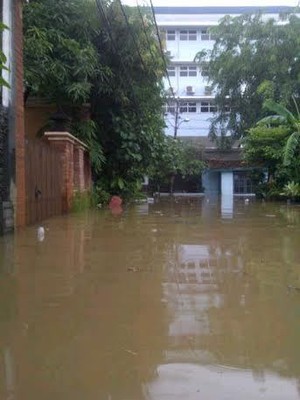 Banjir Setinggi Dada Orang Dewasa Rendam Komplek Elite Pulo Raya
