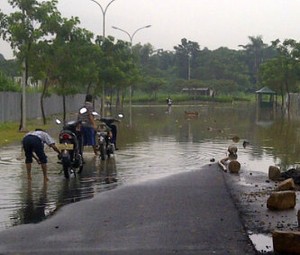 Kala Banjir Menghadang di Graha Raya, Bintaro Orang Kantoran Kebingungan