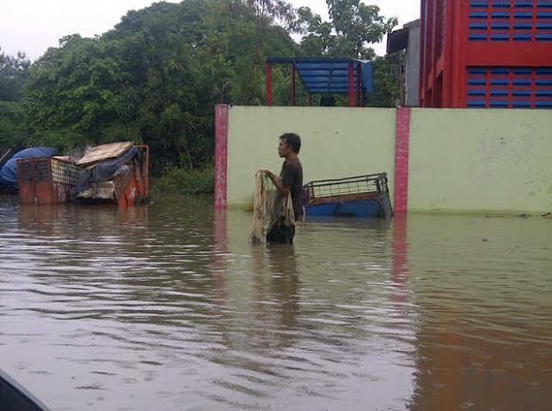 Banjir Melanda, Warga Kebon Pala Berburu Ikan Mas dan Lele