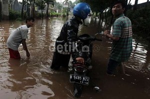 TB Simatupang Masih Banjir, Pemotor Boleh Masuk Tol Pagi Ini