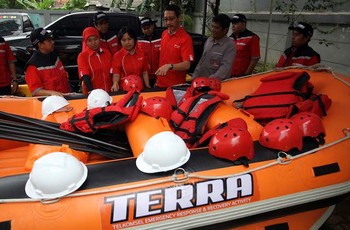     Abdus Somad Arief juga didampingi oleh Venusiana Papasi, Executive Vice President Area Jabotabek Jabar Telkomsel, dan Juanita Erawati selaku Vice President Network Operation Management Telkomsel.