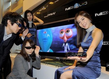 Seorang wanita berpose di depan televisi Samsung.