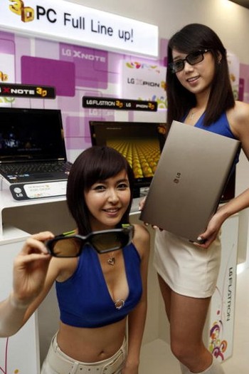 Dua wanita seksi bergaya sambil menampilkan laptop buatan LG.