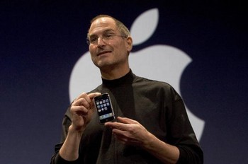 Steve Jobs memperkenalkan iPhone generasi pertama di perhelatan Macworld 2007 di Moscone Convention Center, San Francisco.