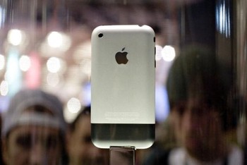     Sampai sekarang, iPhone masih menjadi merek smartphone paling populer meski ancaman Android kian hebat.