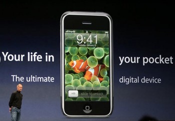 Steve Jobs mengklaim iPhone adalah smartphone revolusioner. Orang orang tidak akan lagi melihat smartphone dengan cara yang sama, katanya ketika itu.