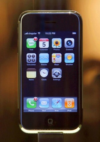 Generasi pertama iPhone punya ukuran layar 3,5 inch resolusi 480 x 320 pixel.