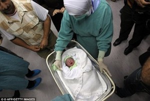 Wanita Ini Melahirkan Bayi dari Sperma Suaminya yang Diselundupkan