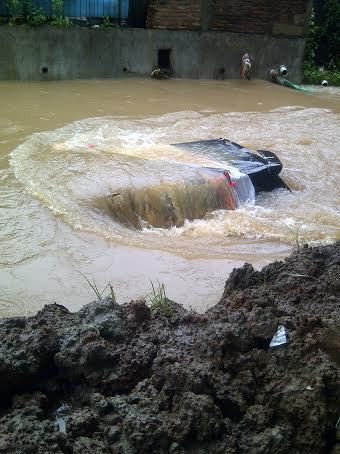 Mobil Avanza Ditemukan Teronggok di Tengah Kali di Tambun